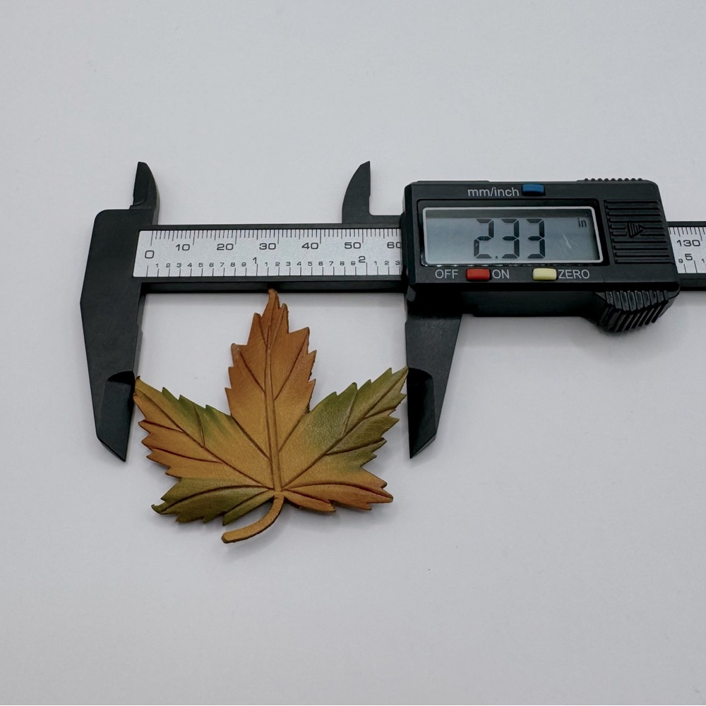 VINTAGE 1960s Tooled Leather Maple Leaf Brooch SIGNED - Picture 10 of 10